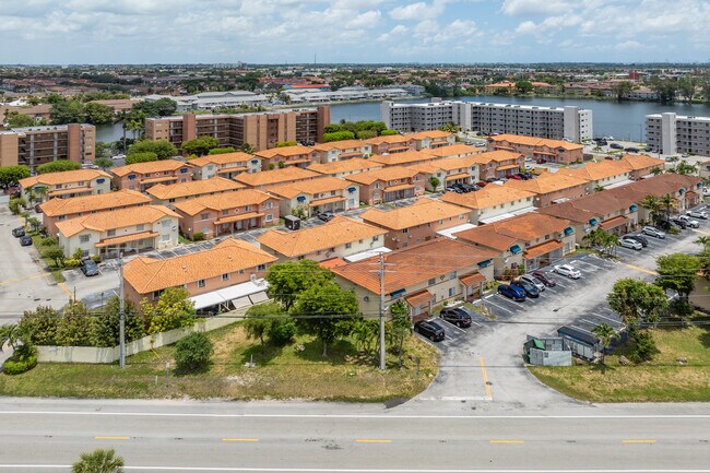 Silver Gardens Villas in Hialeah, FL - Building Photo - Building Photo