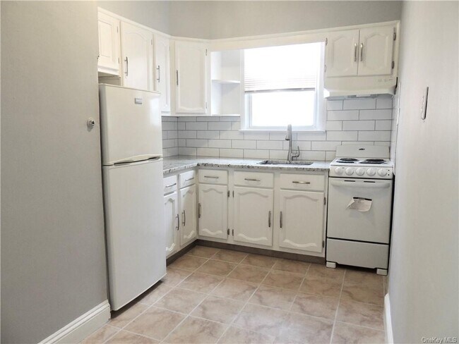 576 Warburton Ave in Hastings On Hudson, NY - Foto de edificio - Building Photo