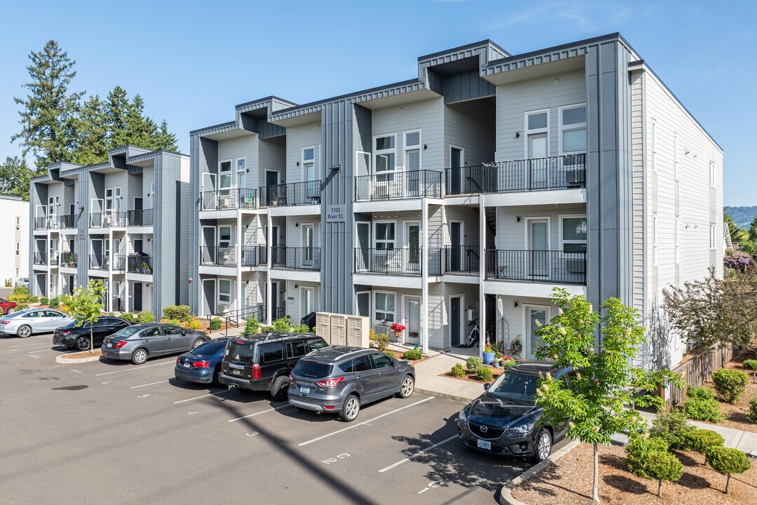 Rogers Landing in Newberg, OR - Building Photo