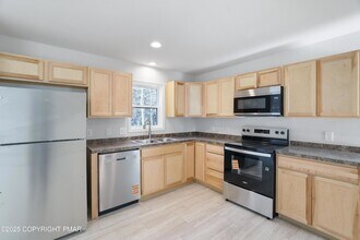 458 Country Pl Dr in Tobyhanna, PA - Building Photo - Building Photo