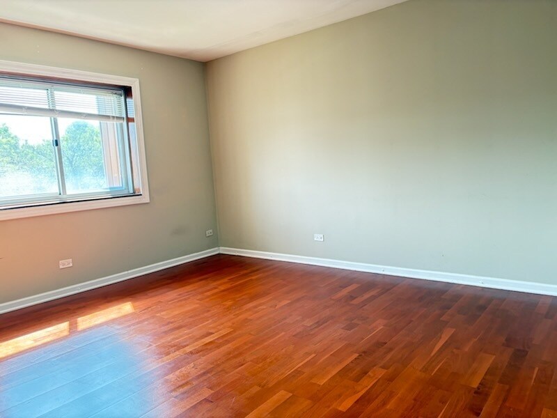 3856 S Parkway Dr in Northbrook, IL - Building Photo
