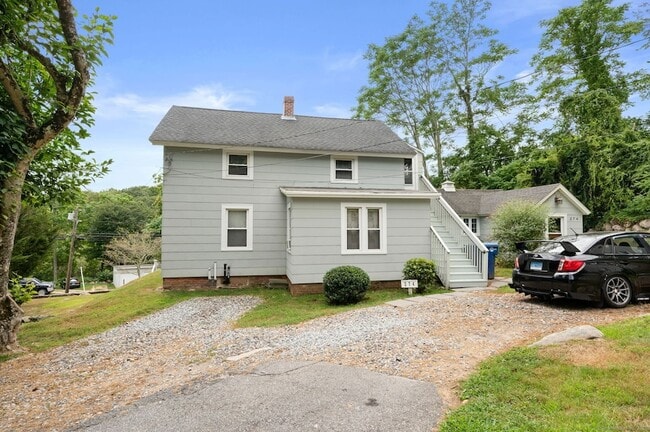 274 Bloomingdale Rd in Waterford, CT - Foto de edificio - Building Photo
