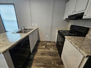 1049 Myakka Dr in North Fort Myers, FL - Building Photo - Building Photo