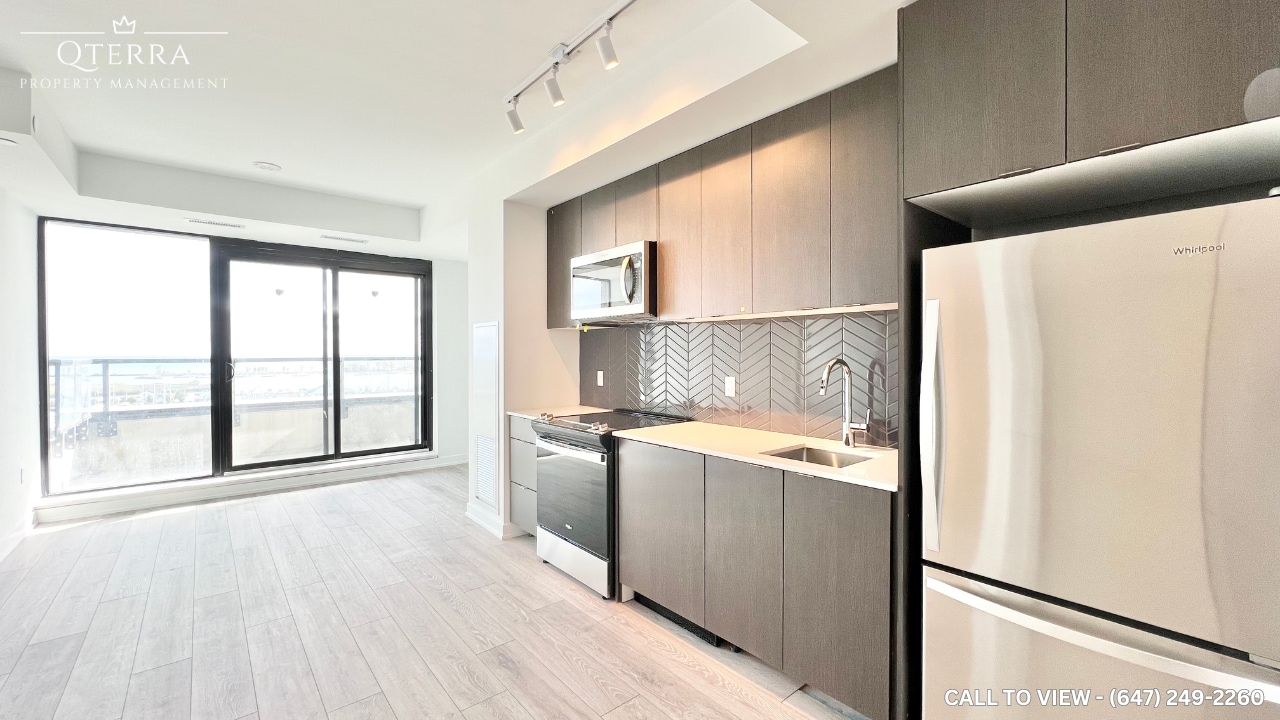 1606 Charles St in Whitby, ON - Building Photo