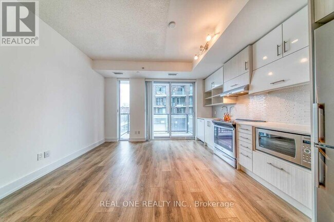 128-128 Fairview Mall Dr in Toronto, ON - Building Photo - Building Photo