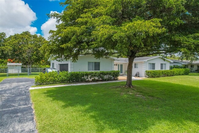 17460 SW 85th Ave in Palmetto Bay, FL - Building Photo - Building Photo