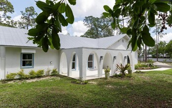 5588 Wendy Ln in Naples, FL - Building Photo - Building Photo