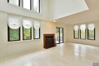 798 Spinnaker Ct in Secaucus, NJ - Building Photo - Building Photo