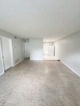 6351-6357 Gateway Ave in Sarasota, FL - Building Photo - Building Photo