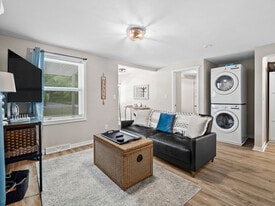 7525 Lake Rd E in Madison, OH - Building Photo