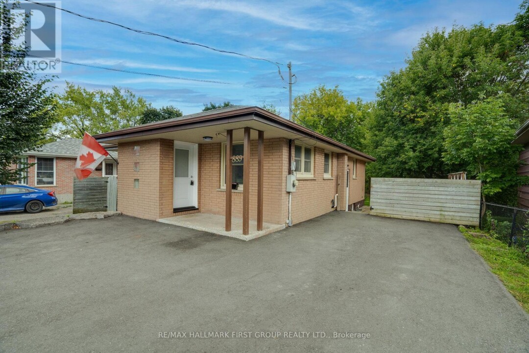 889 Fairbairn St in Peterborough, ON - Building Photo