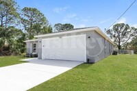 226 SW Eyerly Ave in Port St. Lucie, FL - Foto de edificio - Building Photo