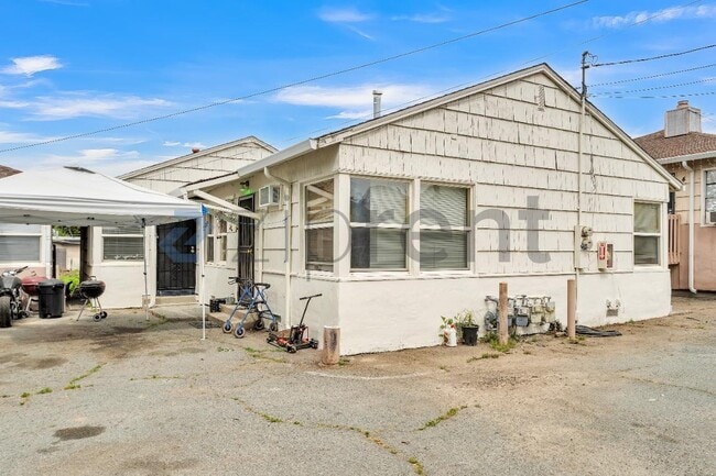 2012 Cavallo Rd in Antioch, CA - Foto de edificio - Building Photo