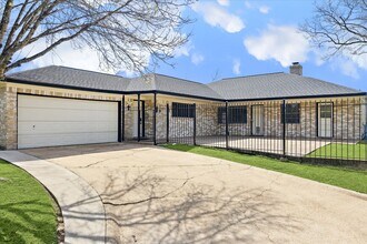 4530 T C Jester Blvd in Houston, TX - Foto de edificio - Building Photo