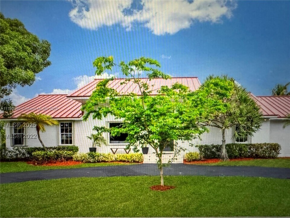 15030 SW 89th Ave in Palmetto Bay, FL - Building Photo