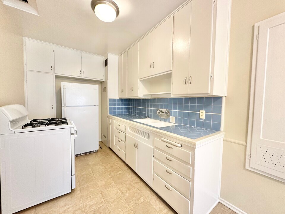 8262 Blackburn Ave in Los Angeles, CA - Building Photo