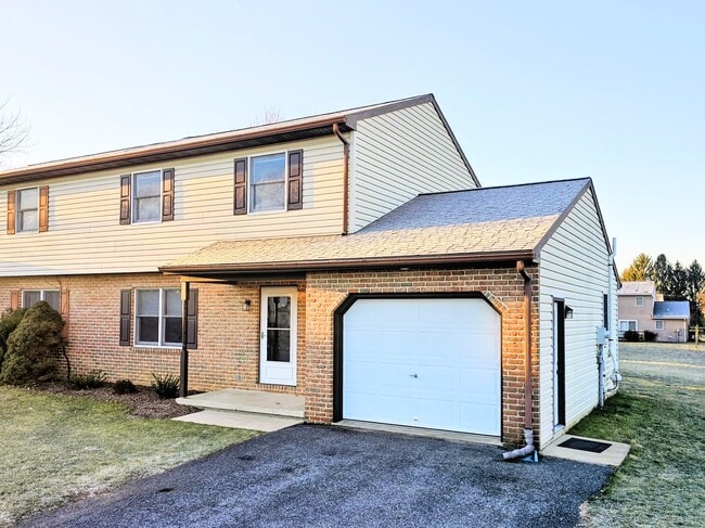 35 Sunrise Cir in Denver, PA - Foto de edificio - Building Photo