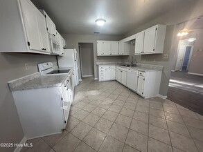 207 Sands Ct in Jacksonville, NC - Foto de edificio - Building Photo