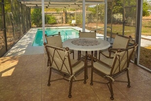 2645 Davis Blvd in Sarasota, FL - Building Photo