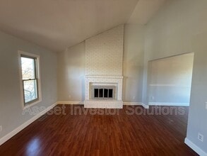 8013 N Congress Ave in Kansas City, MO - Building Photo - Building Photo