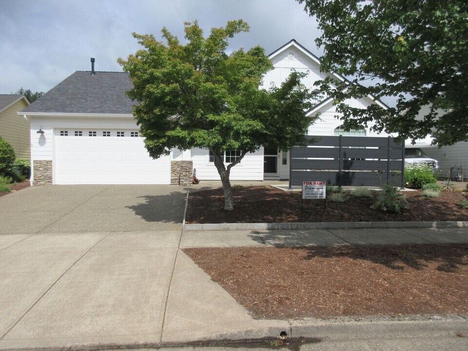 917 Pioneer Dr in Silverton, OR - Building Photo