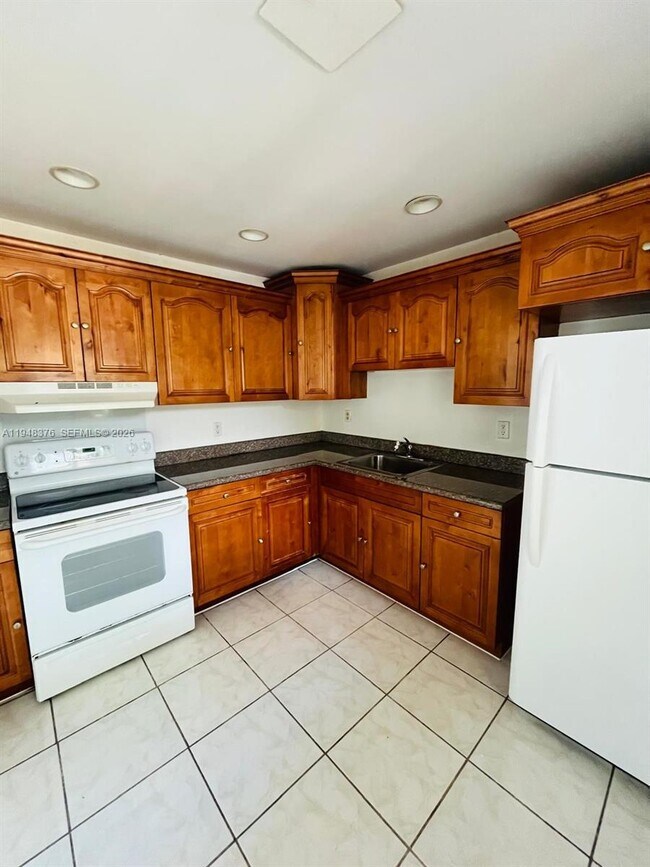 724 NE 4th St in Hallandale Beach, FL - Building Photo - Building Photo