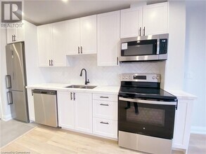 588 Barton St E in Hamilton, ON - Building Photo - Building Photo