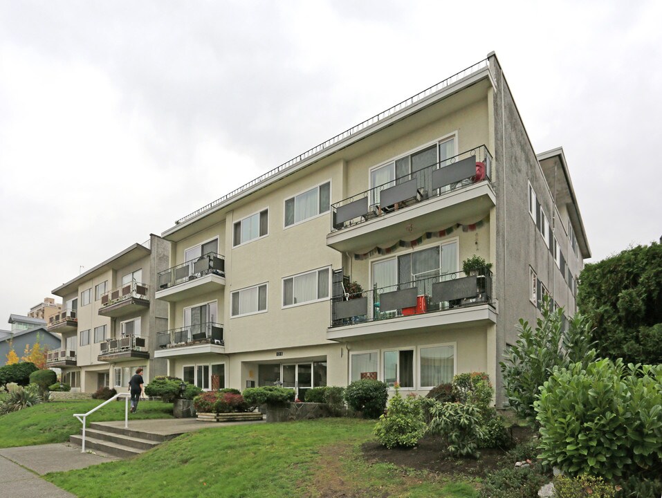 Earl's Court in New Westminster, BC - Building Photo