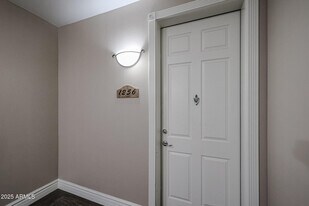 5350 E Deer Valley Dr in Phoenix, AZ - Building Photo