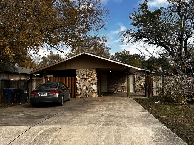 2701 Woodbury St in San Antonio, TX - Building Photo - Building Photo