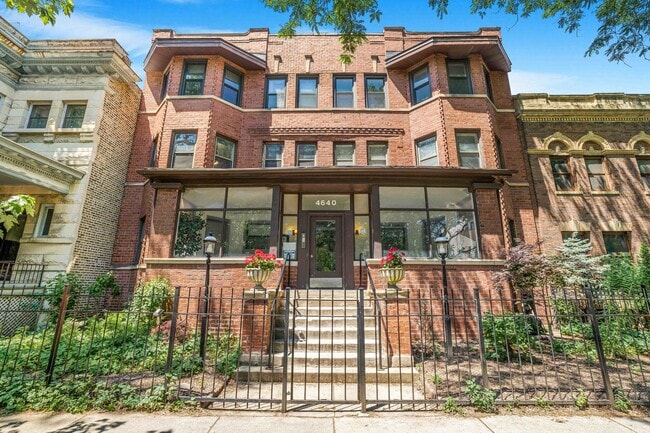 property at 4640 N Kenmore Ave