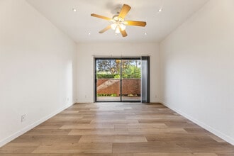 10943 Laurel Canyon Blvd, Unit A5 in San Fernando, CA - Foto de edificio - Building Photo