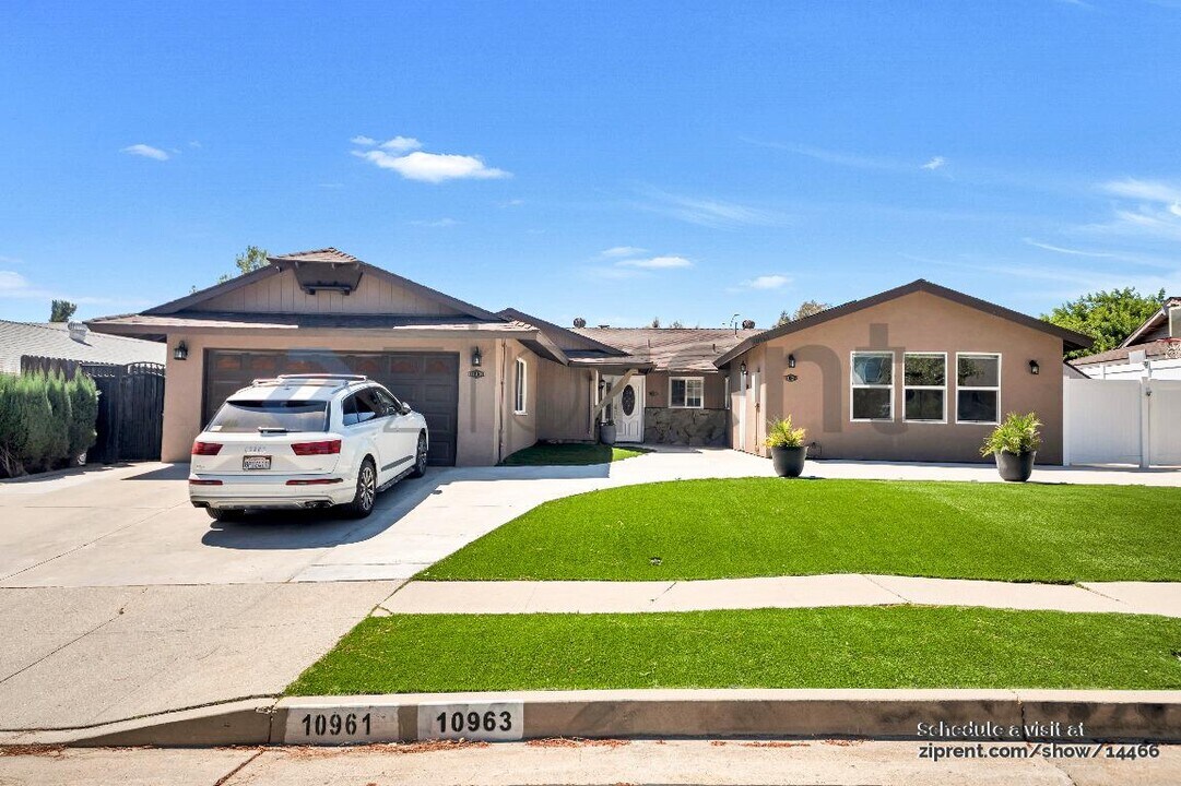 10963 Des Moines Ave in Los Angeles, CA - Building Photo