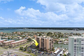 51 Island Way in Clearwater, FL - Foto de edificio - Building Photo