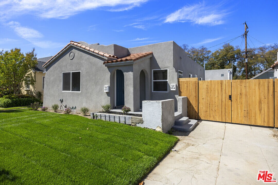 121 W Elm Ave in Fullerton, CA - Building Photo