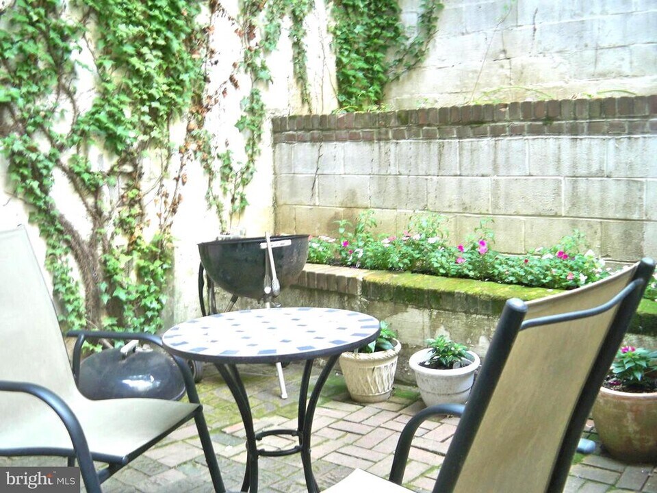 1122 Rodman St in Philadelphia, PA - Building Photo