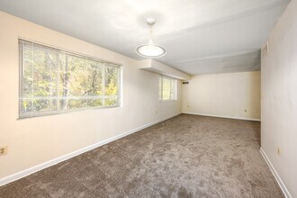 Thayer Terrace in Silver Spring, MD - Foto de edificio - Interior Photo