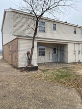 1323 N Shackleford Rd in Little Rock, AR - Foto de edificio - Building Photo