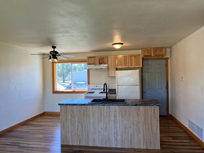 1202 Mosinee Ave-Unit -1/2 in Mosinee, WI - Foto de edificio - Building Photo