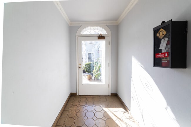 452 S New Hampshire Ave in Los Angeles, CA - Building Photo - Building Photo