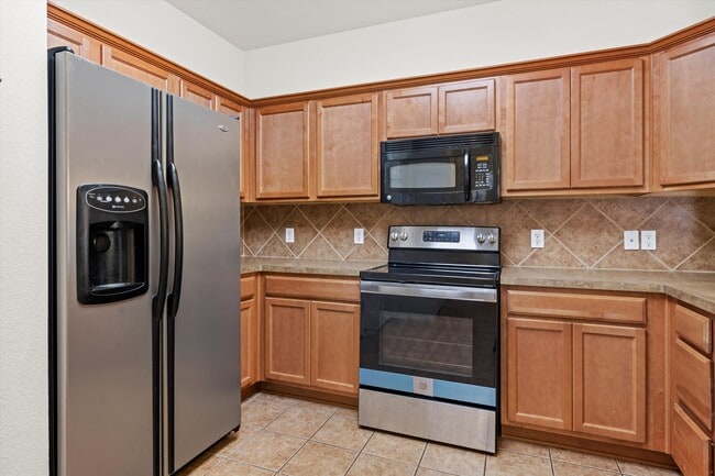 2725 Hyde Park Dr in Grand Prairie, TX - Foto de edificio - Building Photo