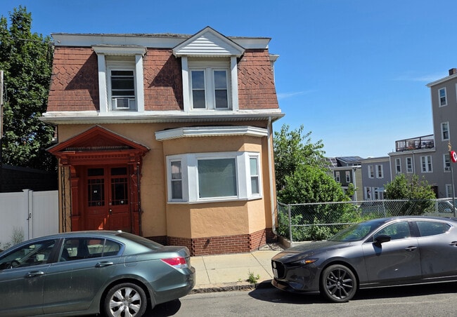 78 Falcon St, Unit 1 in Boston, MA - Foto de edificio - Building Photo