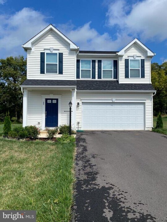 88 Bismark Rd in Inwood, WV - Building Photo