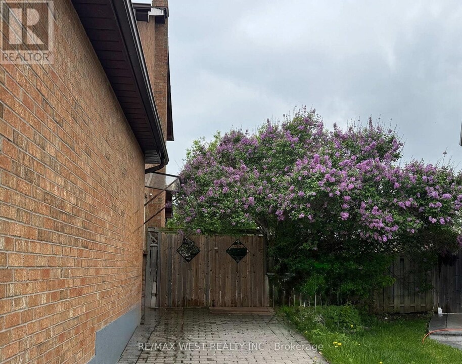 10 Pagehurst Ct in Richmond Hill, ON - Building Photo