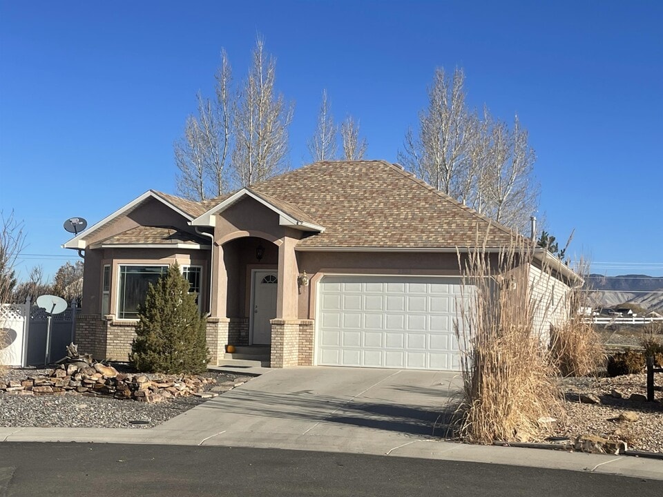 2300 Glenview Dr in Montrose, CO - Building Photo