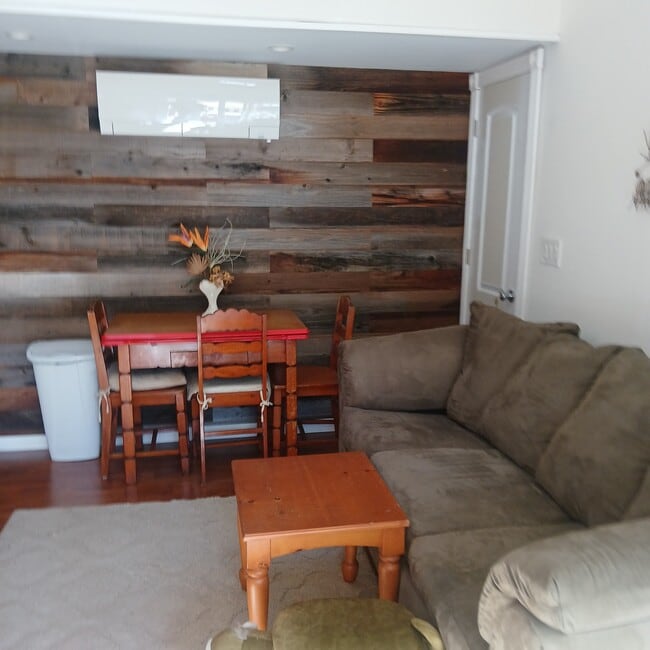 105 Pulaski St, Unit Pool house in Southampton, NY - Building Photo - Building Photo