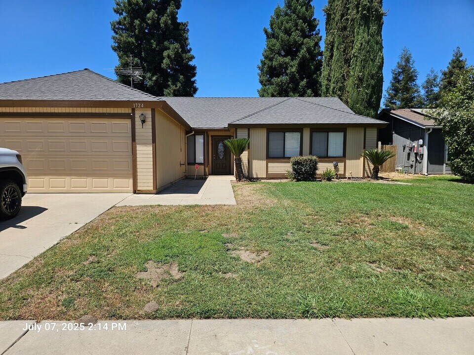 1724 E Ben Franklin Ave in Tulare, CA - Building Photo