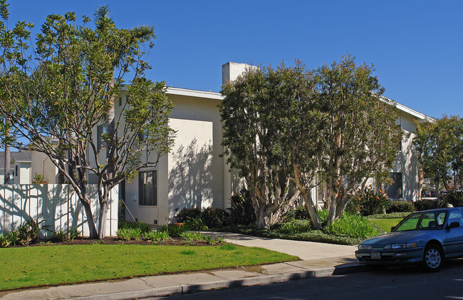 1300 Clay St in Newport Beach, CA - Foto de edificio - Building Photo