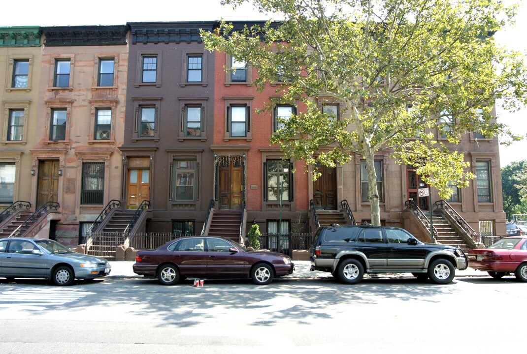 2005 Fifth Ave in New York, NY - Building Photo