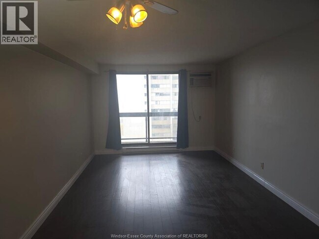150 Park St W in Windsor, ON - Foto de edificio - Building Photo